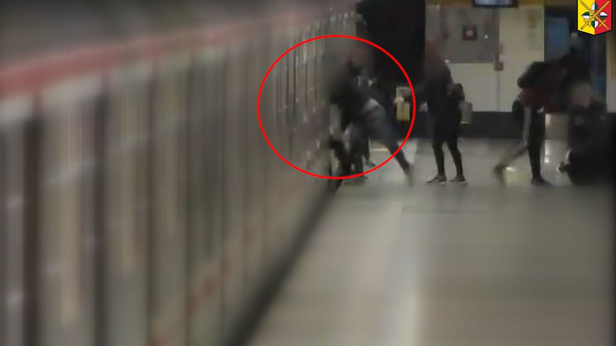 Útočníci v pražském metru napadli muže tak surově, že spadl mezi vagony